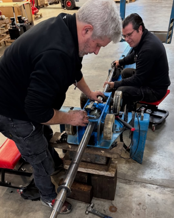 Trabajo reparación conjunto columnas elevadoras vehículo industrial 26TN